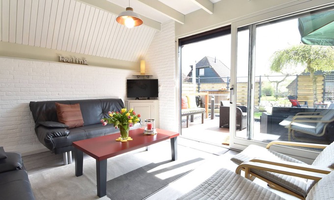 Herkingen House | Snug Holiday Home in Herkingen with Jacuzzi in the Garden