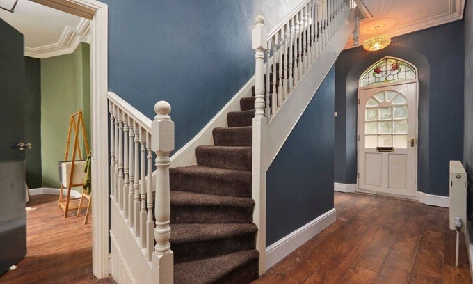 Sheffield Villa | Snug House proudly presents this traditional stylish 6-Bedroom home away from home