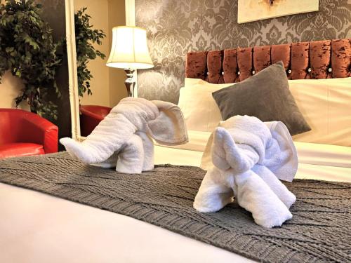 Llanybri Ski Chalet | Snug hut 5-Hot Tub-Woodland Lodges-Pembrokshire-Tenby