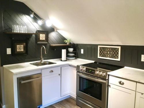 Long View Apartment | Snug Studio Retreat- Near to Aviation museum and Highway