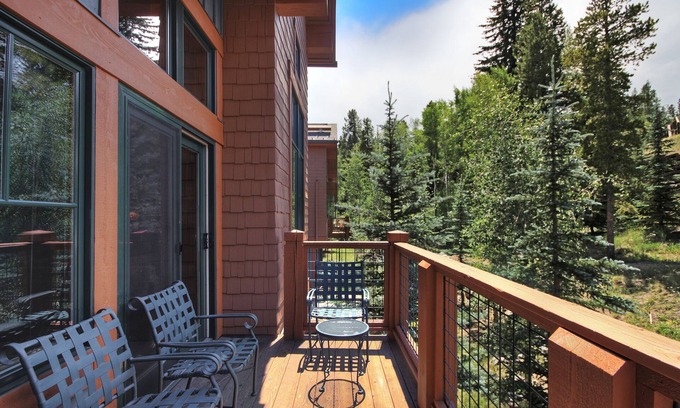 Breckenridge Condo | Soaring Ceilings + Mins To Gondola/apres-ski - 2br Sleeps 6 2 Bedroom Townhouse by RedAwning