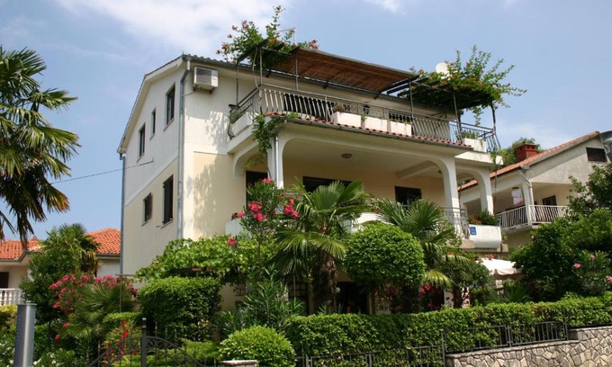 Njivice Apartment | SOBA i TUŠ