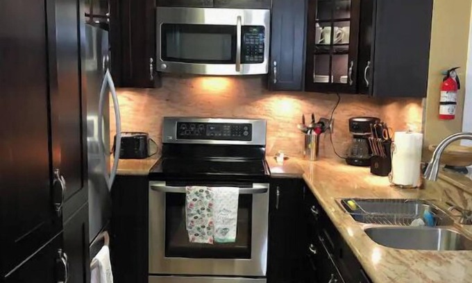 Paramount Condo | SoCal Condo with Pool and Jacuzzi