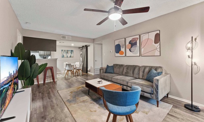 Pleasant Valley Apartment | SoCo 2BR warm suite, king bed, fast WiFi