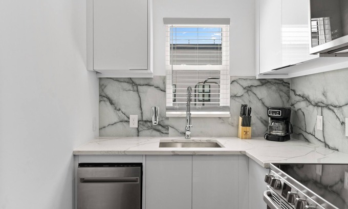 SoHo Apartment | SoHo/Hyde Park Luxury 1 BR Apt