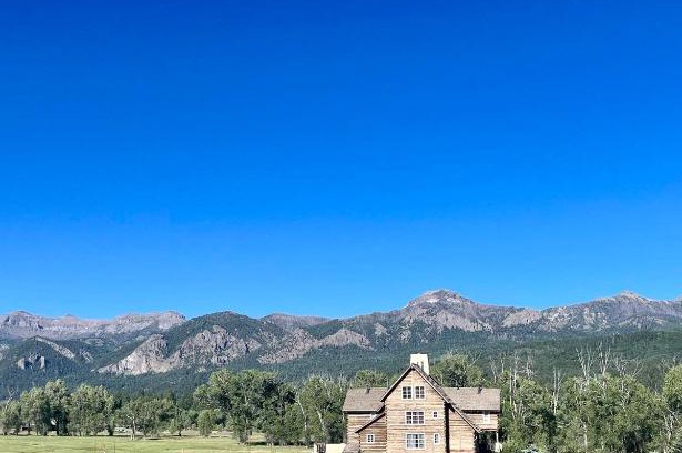 Chromo Ski Chalet | Sohum Mountain Ranch- gorgeous mountain lodge w hot tub & views of Colorado Rockies