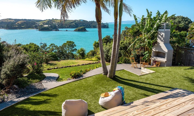 Surfdale Cottage | Sol Spa Oasis - Surfdale Holiday Home