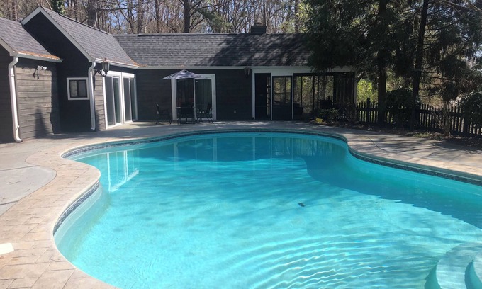 Stockbridge House | Solace in Nature 20min away from ATL airport with AC, WiFi and Netflix