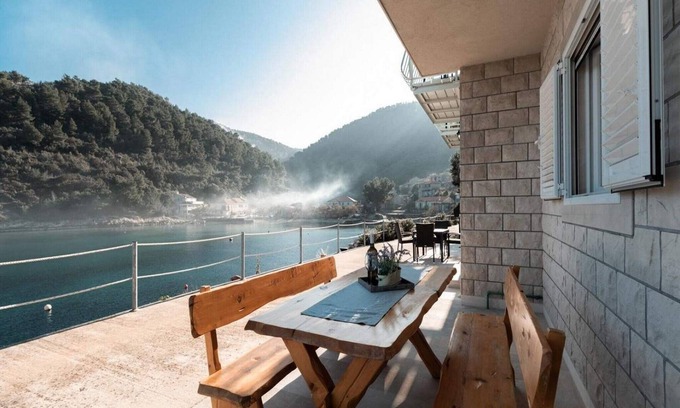 Babina House | Solar House Babina 2 - Four bedroom Holiday Home with Balcony and Sea View