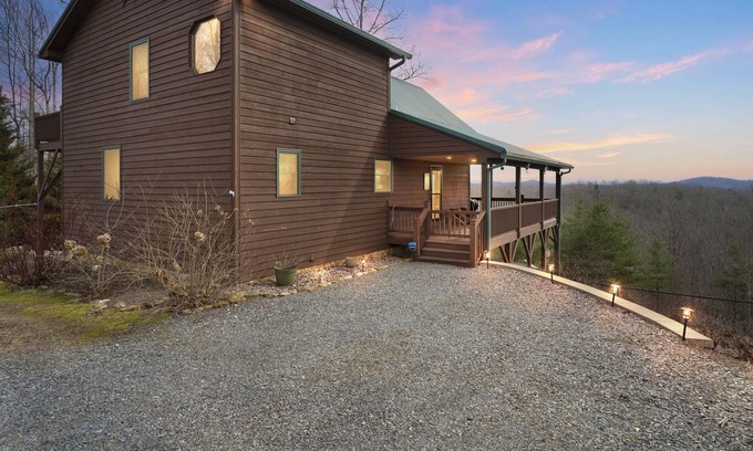 Unaka Ski Chalet | Solar powered, mountaintop chalet with hot tub - Pet Friendly! by RedAwning