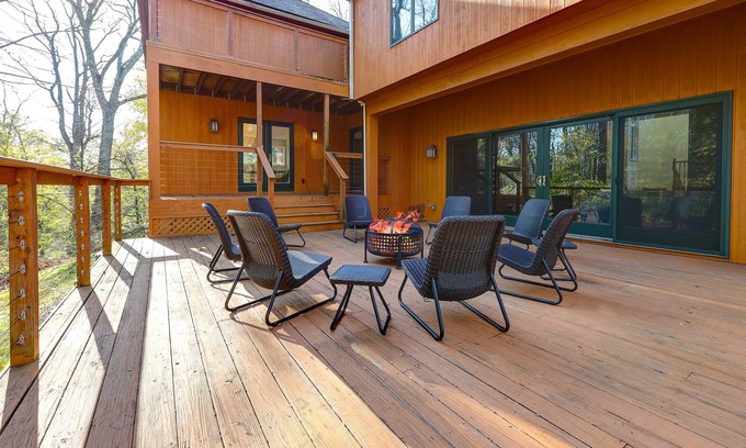 White Plains House | Soleil Manor - A Quiet Wooded Area and Easy Access to Attractions