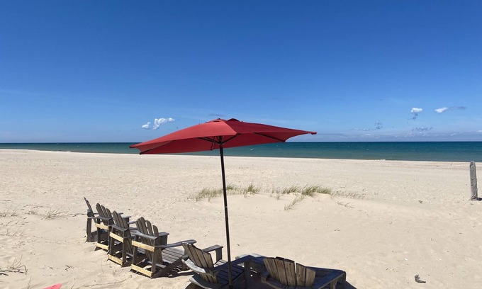 Bliss Township Cabin | Sommerset Lake House: A beautiful log cabin on Lake Michigan with sandy beach
