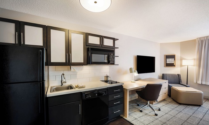 Crestline Heights Hotel | Sonesta Simply Suites Birmingham Hoover