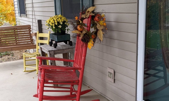 Shipshewana House | Songbird Haven #1 @Miriam's Bed n Breakfast w/ a shared bathroom .