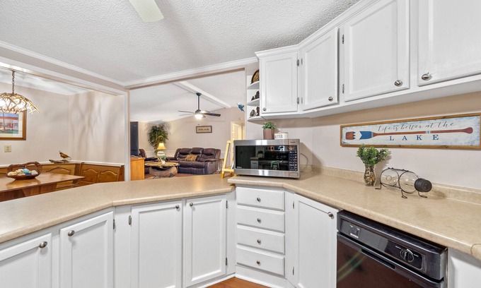 Eatonton House | Songbird House sleeps 8, wrap around porch, kayaks, canoe, dock & great fishing!