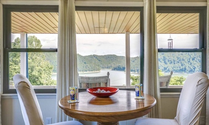 Sparta House | Songbird Manor (Panoramic Lake Views)