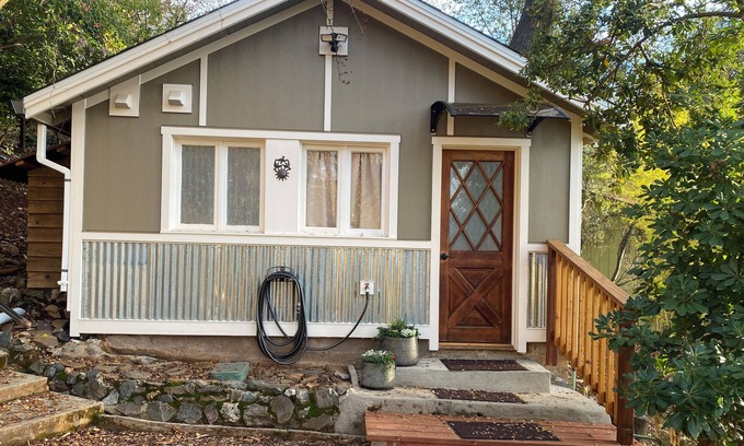 Sonora Apartment | Sonora Treehouse Cottage. Charming studio w/AC & WiFi in quaint historic town