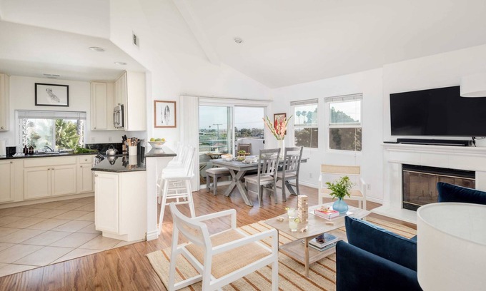 Pacific Beach Apartment | Sonrisa II by Avantstay Home w/Views in Pacific Beach Mins to Belmont Park