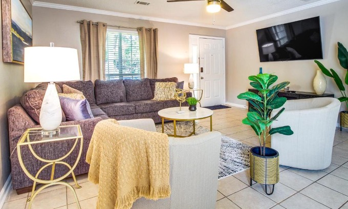 Savannah House | Soothing Savannah Townhome with Patio!
