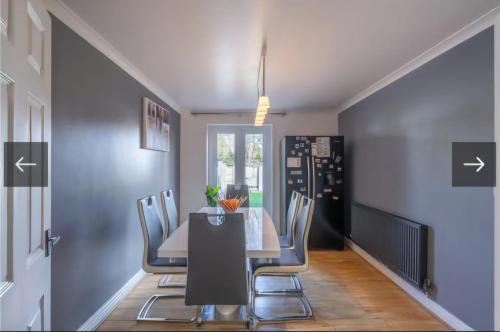 Wolverhampton Apartment | Sophia's place - 3 bedroom 3 bed house for groups, families, contractors and professionals, houses 5