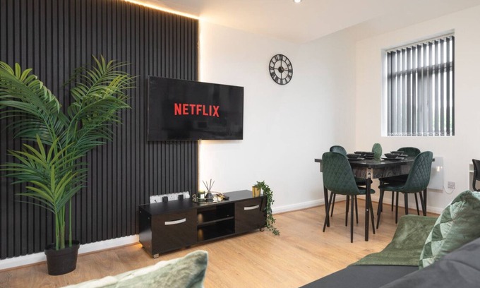 Manchester Apartment | Sophisticated & Stylish Flat nr Airport - Sleeps 9