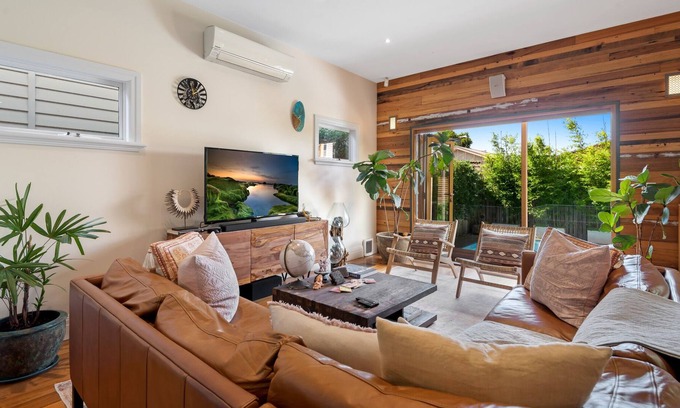 Kingsville House | Sophisticated 2-Bed House with a Pool