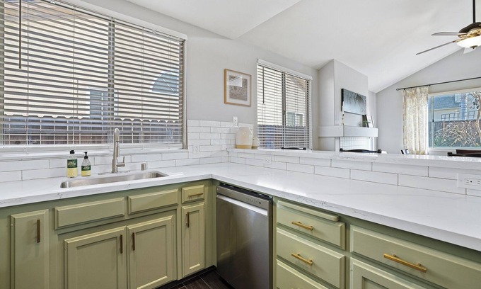 Fresno House | Sophisticated River Bluff Retreat - PRO CLEAN