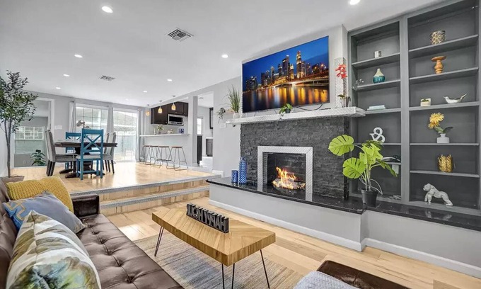 Fullerton House | Sophisticated Stylish Near Disneyland!