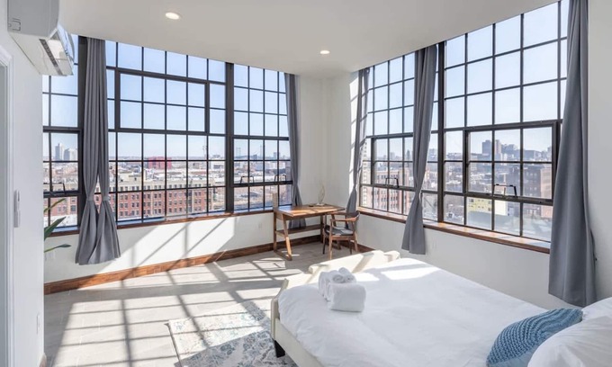 West Poplar Apartment | Sosuite Studio Penthouse w Gym On-site Bar