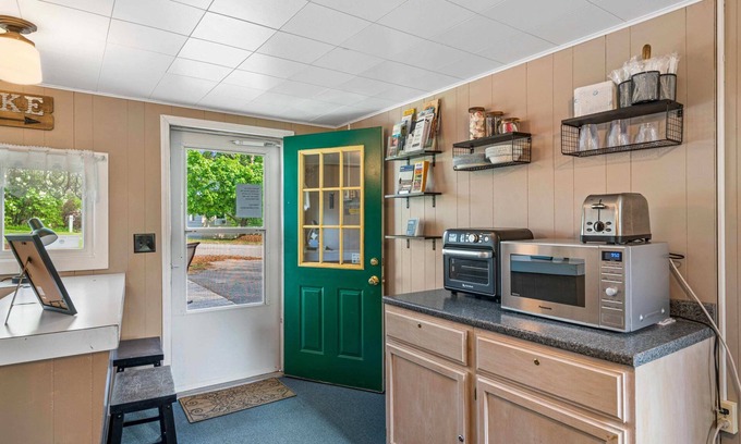 East Jordan House | πΌ South Arm Retreats Motel: Lake View Standard Room β Unit 2