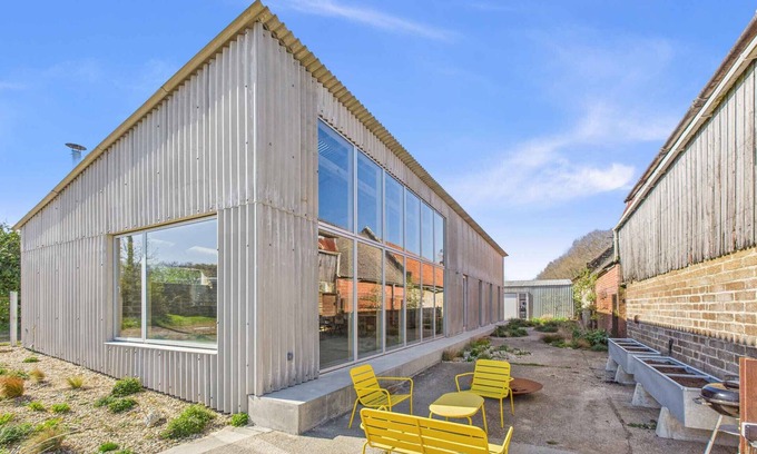Cowes Ski Chalet | South Barns a spacious barn conversion near Cowes.