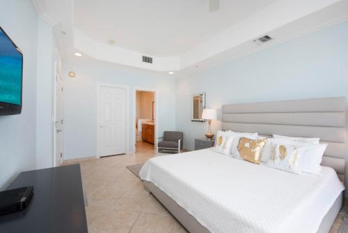 Seven Mile Beach Apartment | South Bay Beach Club #37 Penthouse - 3 Bedroom 3 Bathroom Unit