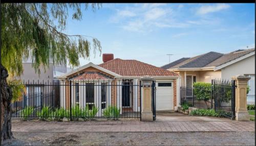 South Brighton House | south Brighon 4 mins to beach near cafe shops