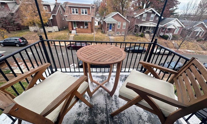 St. Louis Apartment | South Hampton Apartment w/Balcony by StayLage