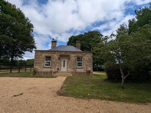 Inchbrook Apartment | South Lodge, Countryside views near Kingscote Barn