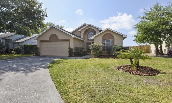 Orlando Villa | South Orlando, private pool (fenced on both sides, for added privacy), Wi-Fi