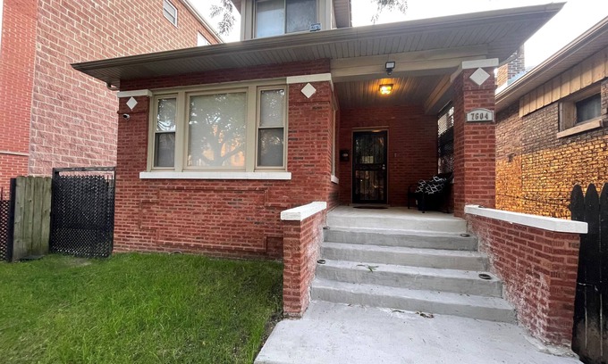 South Shore House | South Shore Home Near Lake for long-term stays, corporate travelers, and nurses