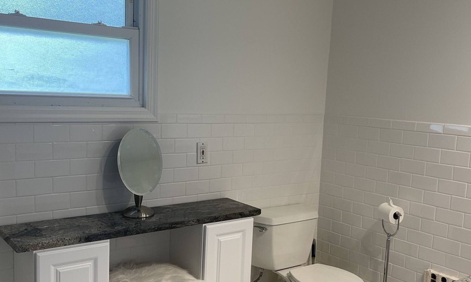 Shinnecock Hills Apartment | southampton king ensuite guest room
