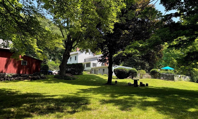 Southbury Apartment | Southbury Charming Studio Retreat on Beautiful Grounds — Sleeps 4