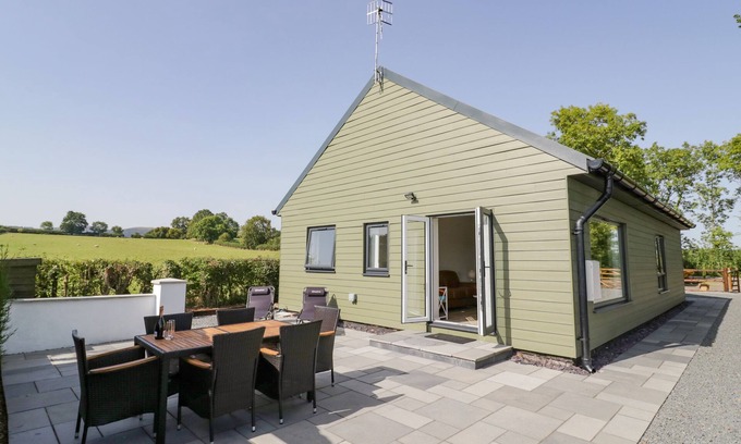 Forest of Dean Cottage | SOUTHEND, pet friendly, with a garden in Welland