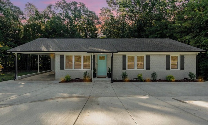 Southwest Raleigh House | Southern Charm, 3 King Bedrooms, Central