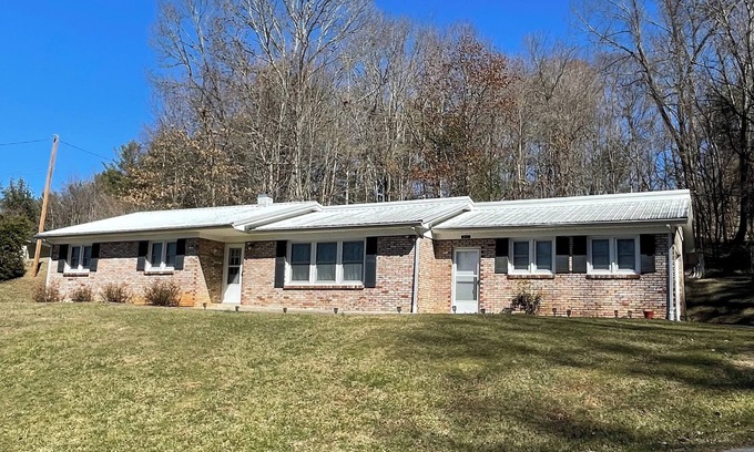 Burnsville House | Southern Charm Retreat! WiFi, Grill, Downtown Burnsville! Walk to everything!