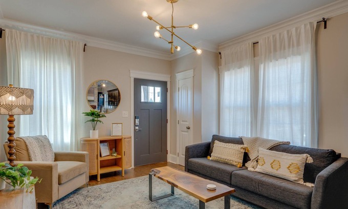 Maxwell House | Southern Chic home 10 minutes from downtown!
