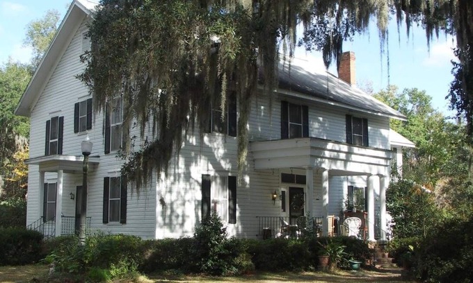 Allenhurst House | Southern Colonial Home Liberty County West End very close to Fort Stewart