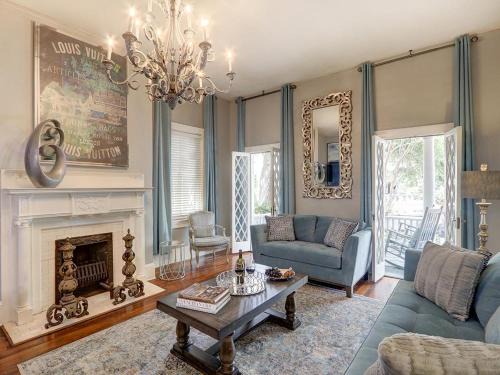 Historic Downtown Savannah House | Southern Hall Lower