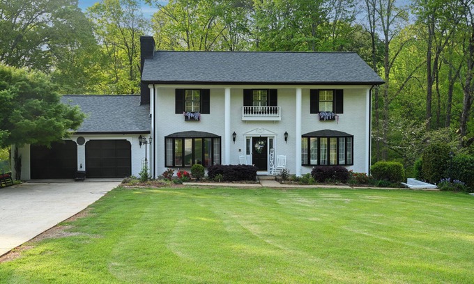 Gainesville House | Southern home and fishing lake