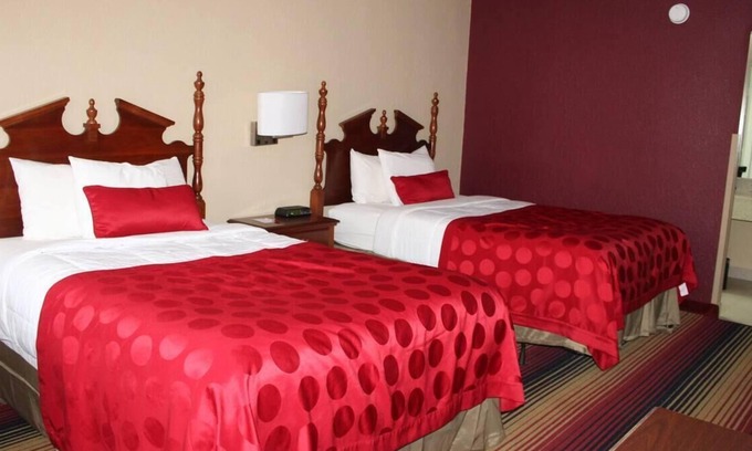 Perry House | Southern Hospitality! Great Unit, Pool, Gym, Business Center, Free Parking!