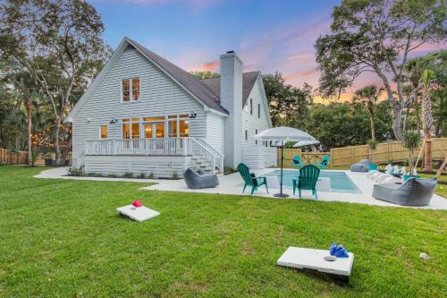 Isle of Palms House | Southern Oasis by AvantStay 0.5mi Walk to the Beach Pool Patio Large Yard