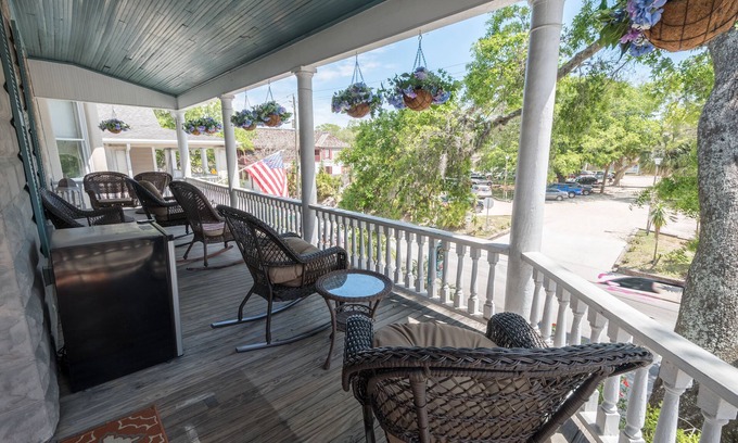Downtown Historic District Bed & Breakfast | Southern Wind Inn Bed & Breakfast