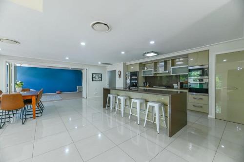 Dubbo House | Southlakes Haven - Lake Views, Pet Friendly